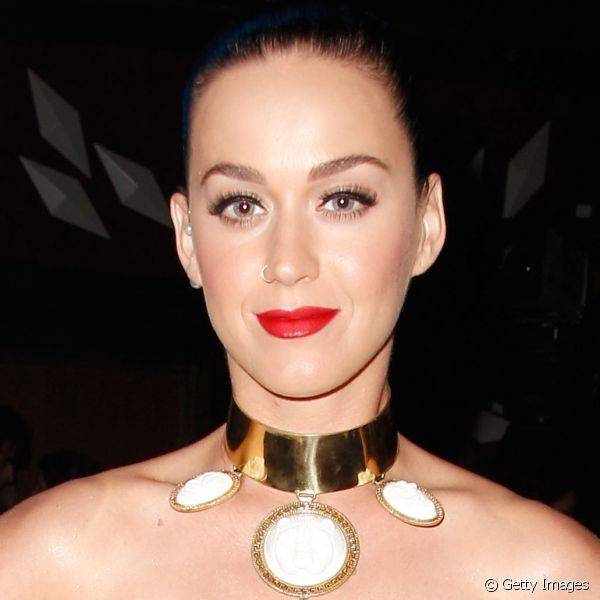 Katy Perry usou um batom vermelho vibrante e um tra?o grosso de delineador para criar a sua interpre??o desse cl?ssico